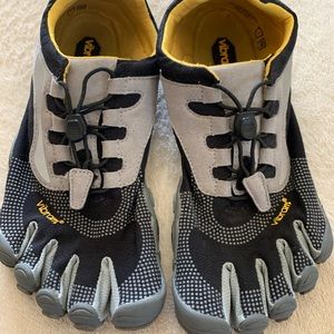 Women’s black and grey vibram